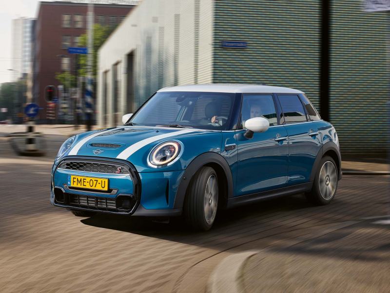 Mobil mini cooper 5-door tampak depan