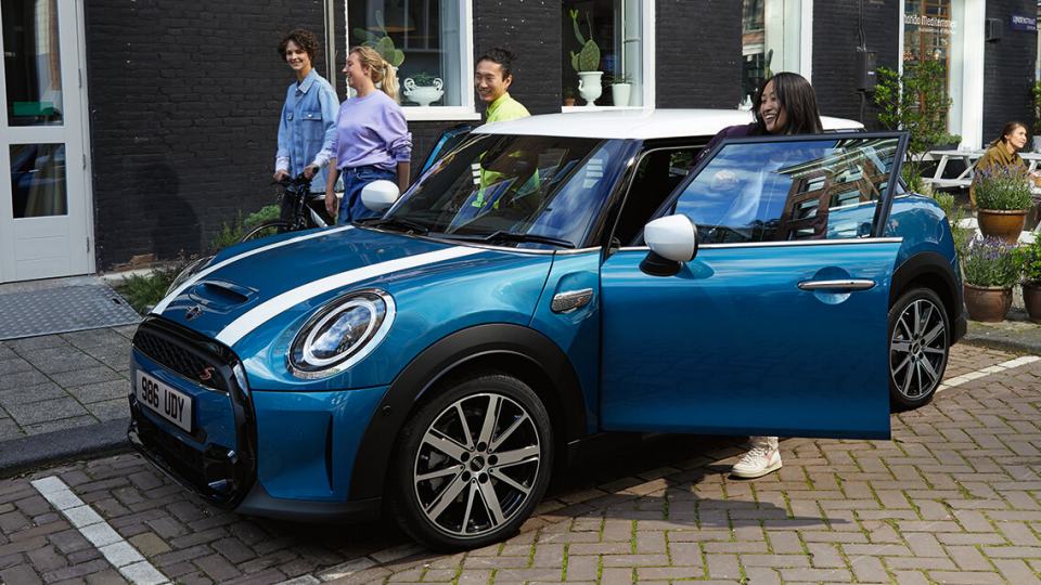 Mini Cooper 5-door tampak samping