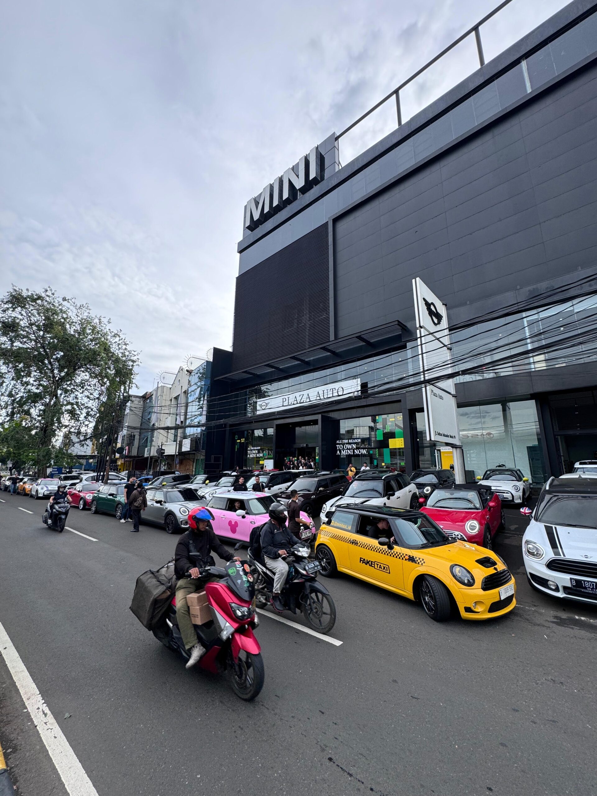 Showroom MINI Cooper Jakarta Selatan